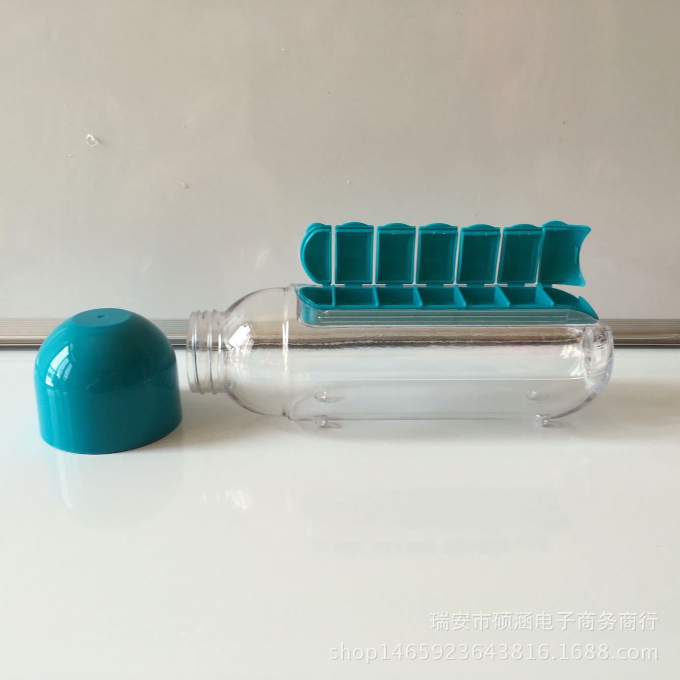 7日間携帯用ピルボックス付き多機能ウォーターボトル｜薬ケース一体型カップ 持ち運びに便利な2in1デザイン！外出先でも水分補給と薬の管理がこれ一つでOK。