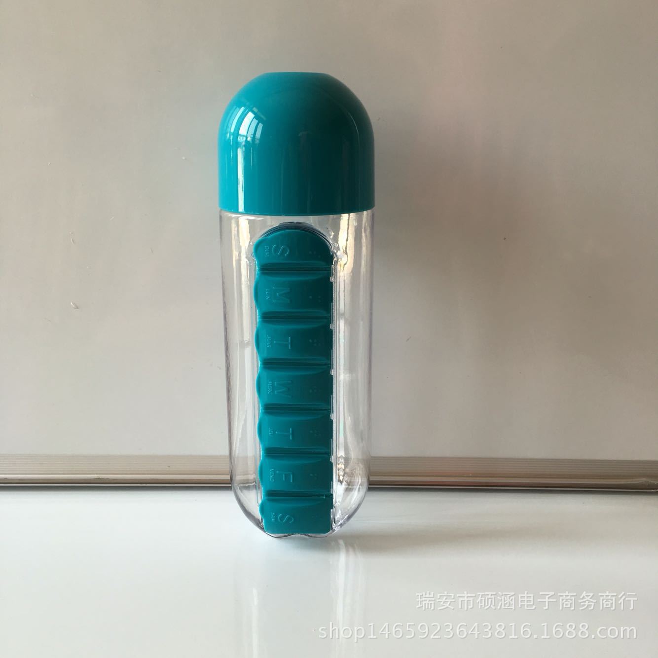 7日間携帯用ピルボックス付き多機能ウォーターボトル｜薬ケース一体型カップ 持ち運びに便利な2in1デザイン！外出先でも水分補給と薬の管理がこれ一つでOK。